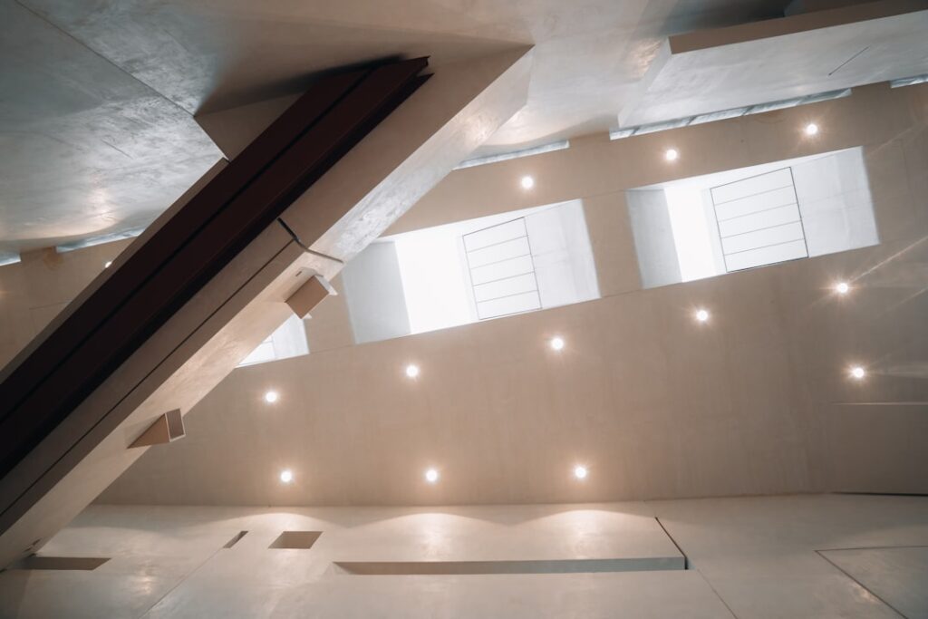 Jak architektura muzeów wpływa na odbiór prezentowanych dzieł