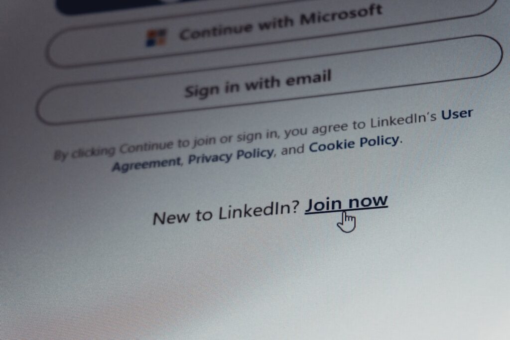 Jak działają współczesne farmy trolli i jak je rozpoznać