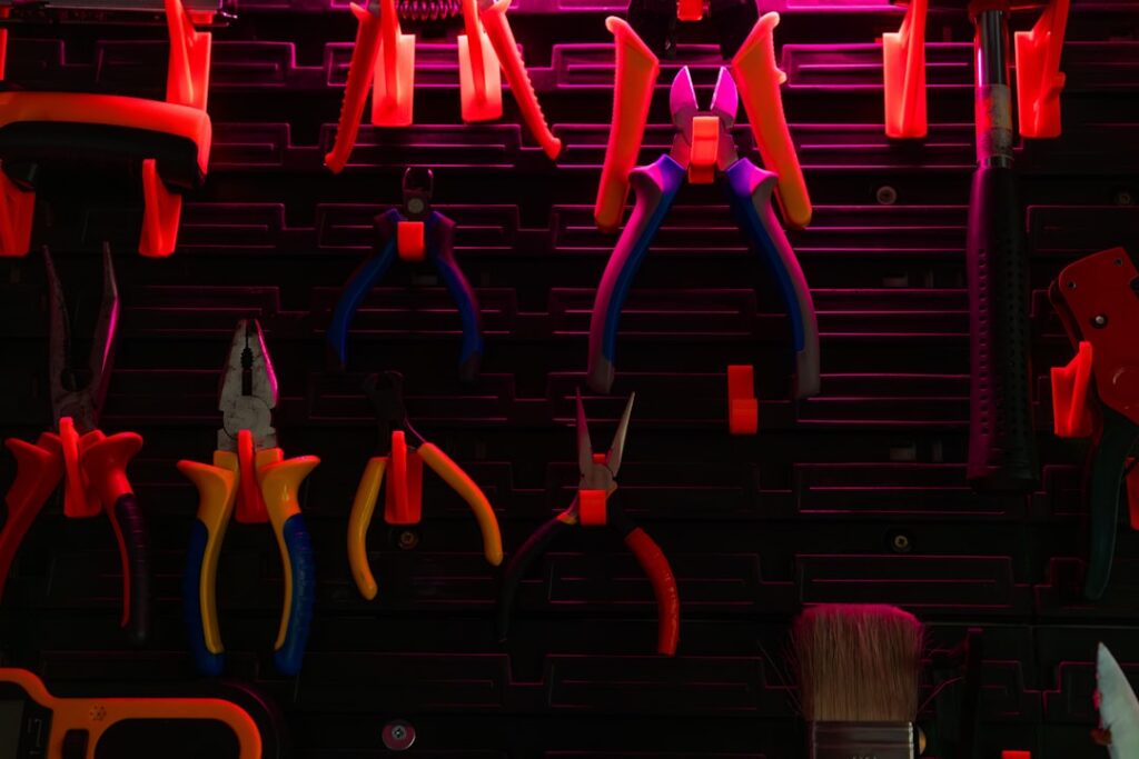 Jak naprawić dziurę w ścianie po kołku rozporowym