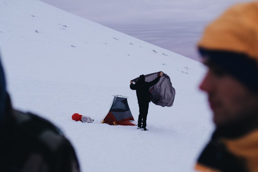 Jak przygotować się do pierwszej wyprawy pod namiot zimą