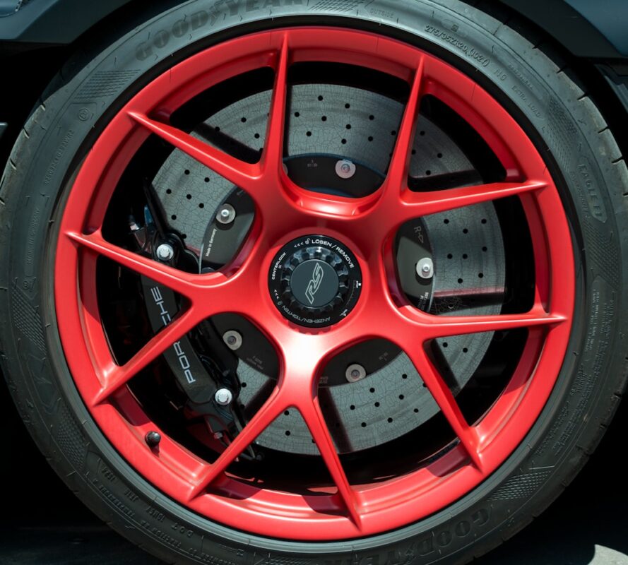 Jak sprawdzić stan klocków hamulcowych bez zdejmowania koła