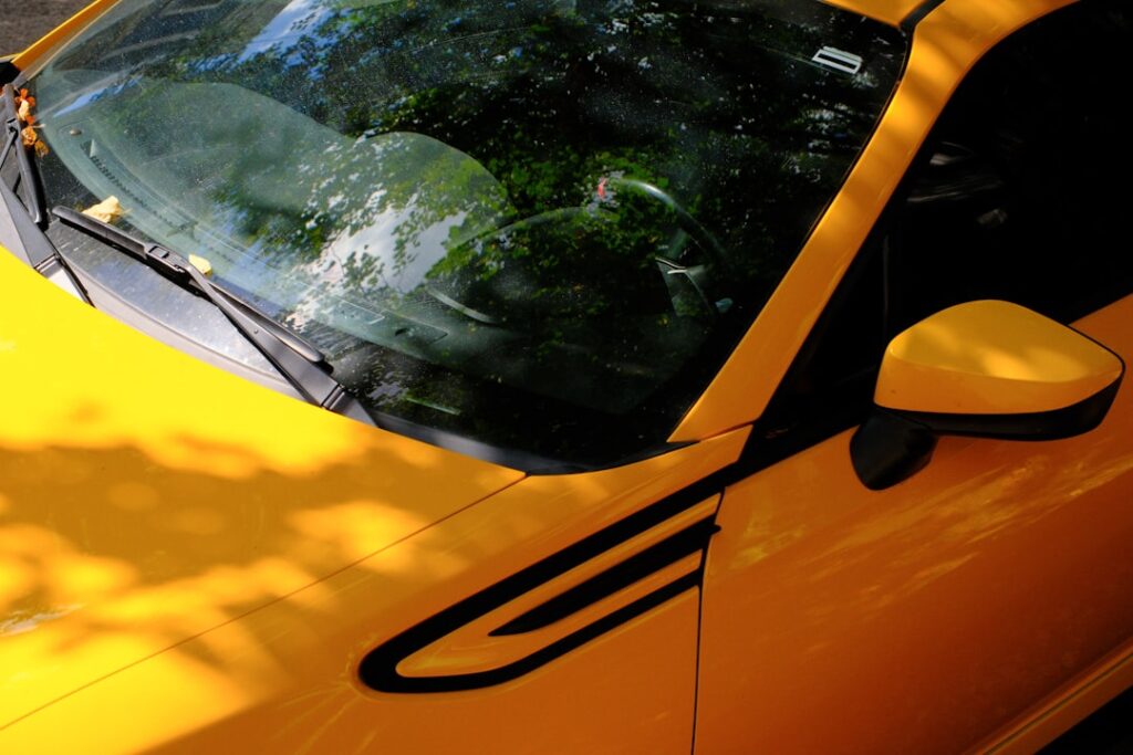 Jak usunąć naklejkę rejestracyjną z przedniej szyby auta