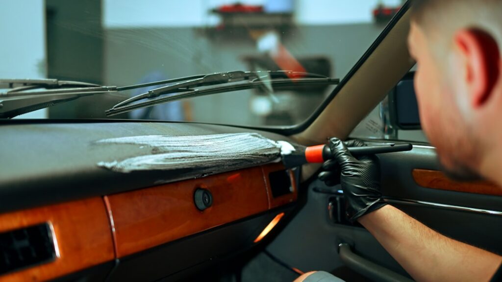 Jak wyczyścić tapicerkę materiałową domowym odkurzaczem