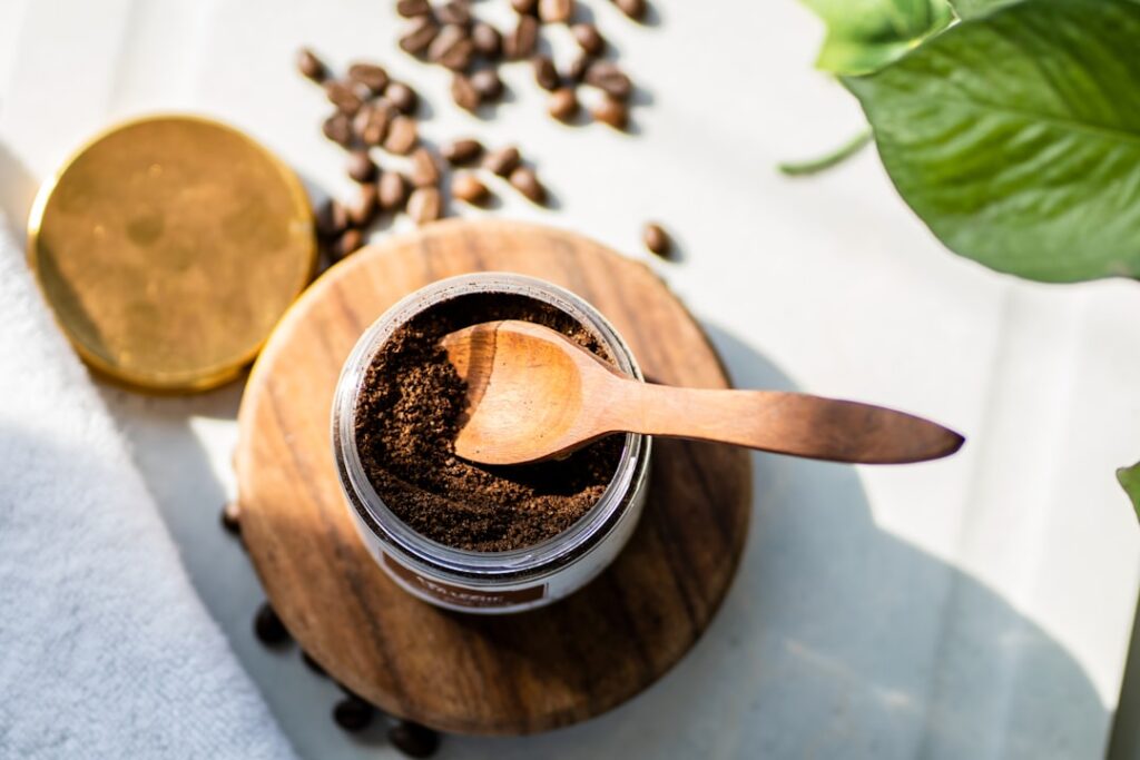 Jak zrobić naturalny peeling kawowy na cellulit w domu