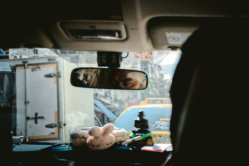 Jakie akcesoria samochodowe faktycznie poprawiają bezpieczeństwo