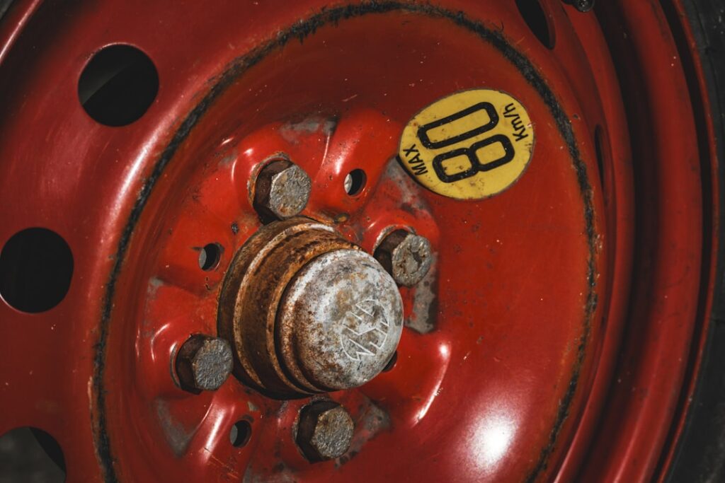 Sposoby na odkręcenie zapieczonej śruby w kole