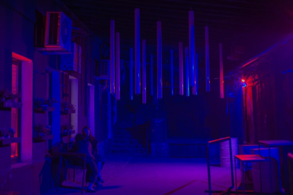 Teatr eksperymentalny i zatarcie granicy między aktorem a widzem