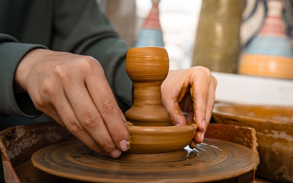 Wpływ globalizacji na zanikanie lokalnych tradycji rzemieślniczych