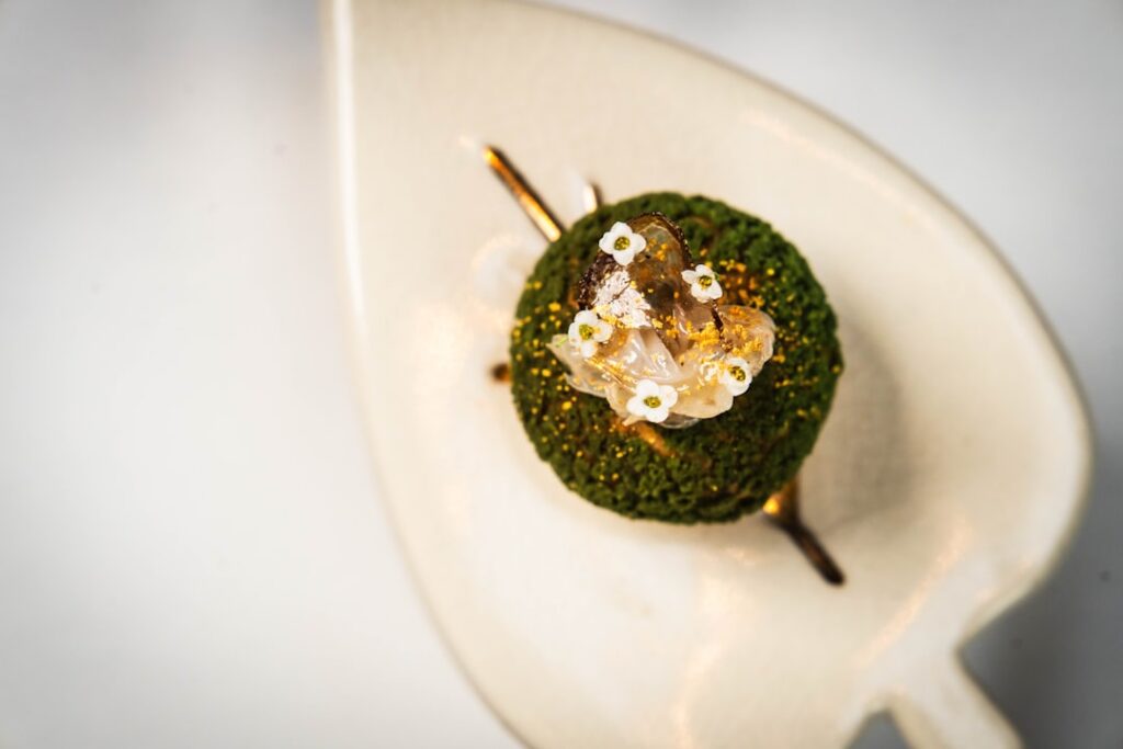 Wykorzystanie jadalnych kwiatów w codziennym gotowaniu